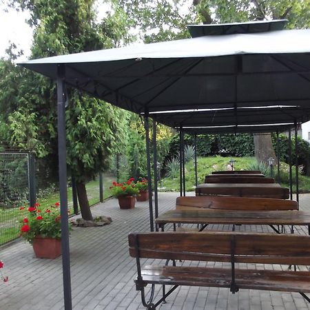 Dedek Park - Historyczny Dworek W Pieknym Parku Skaryszewskim Obok Stadionu Narodowego Varşova Restoran fotoğraf