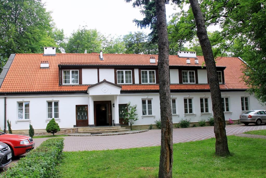 Dedek Park - Historyczny Dworek W Pieknym Parku Skaryszewskim Obok Stadionu Narodowego Varşova Dış mekan fotoğraf